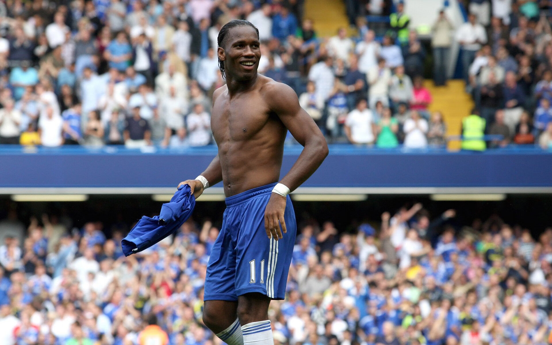 开云中国大陆-史上最“炫炸”的三分表演：库里在对阵雷霆比赛中投出六个连续三分球！